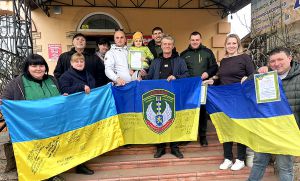 Громадою  обух сталить...